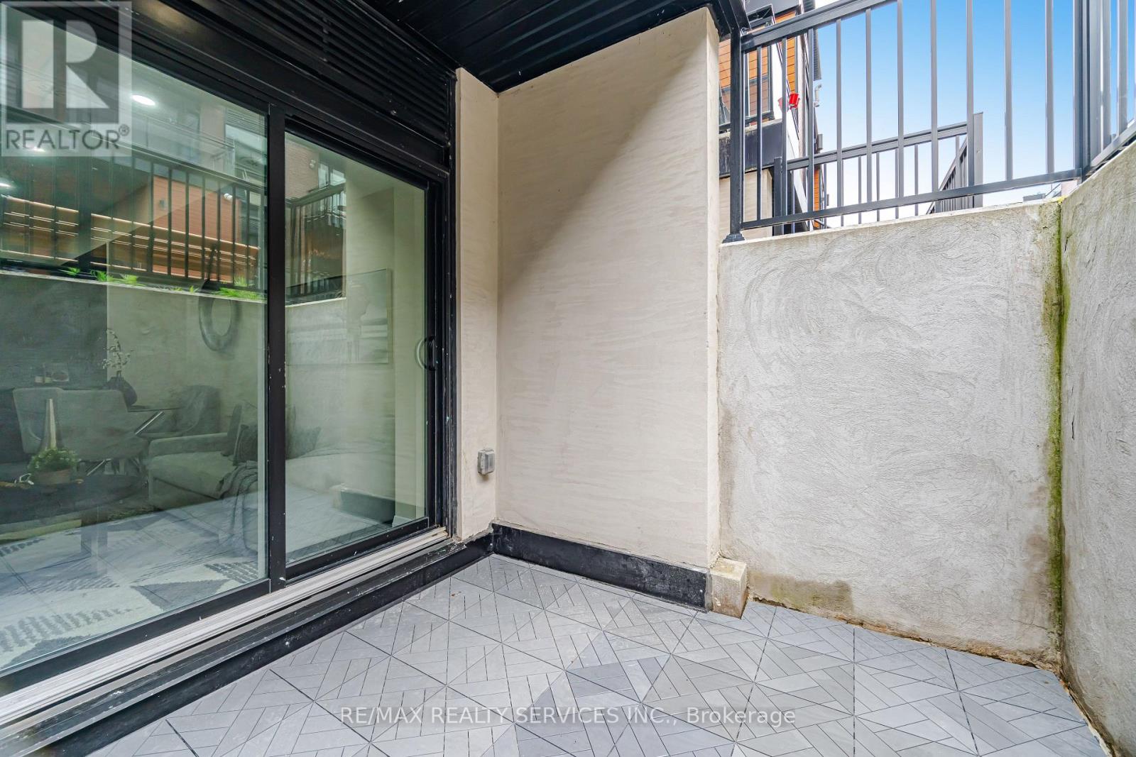#302 26 COLES AVENUE - 39
