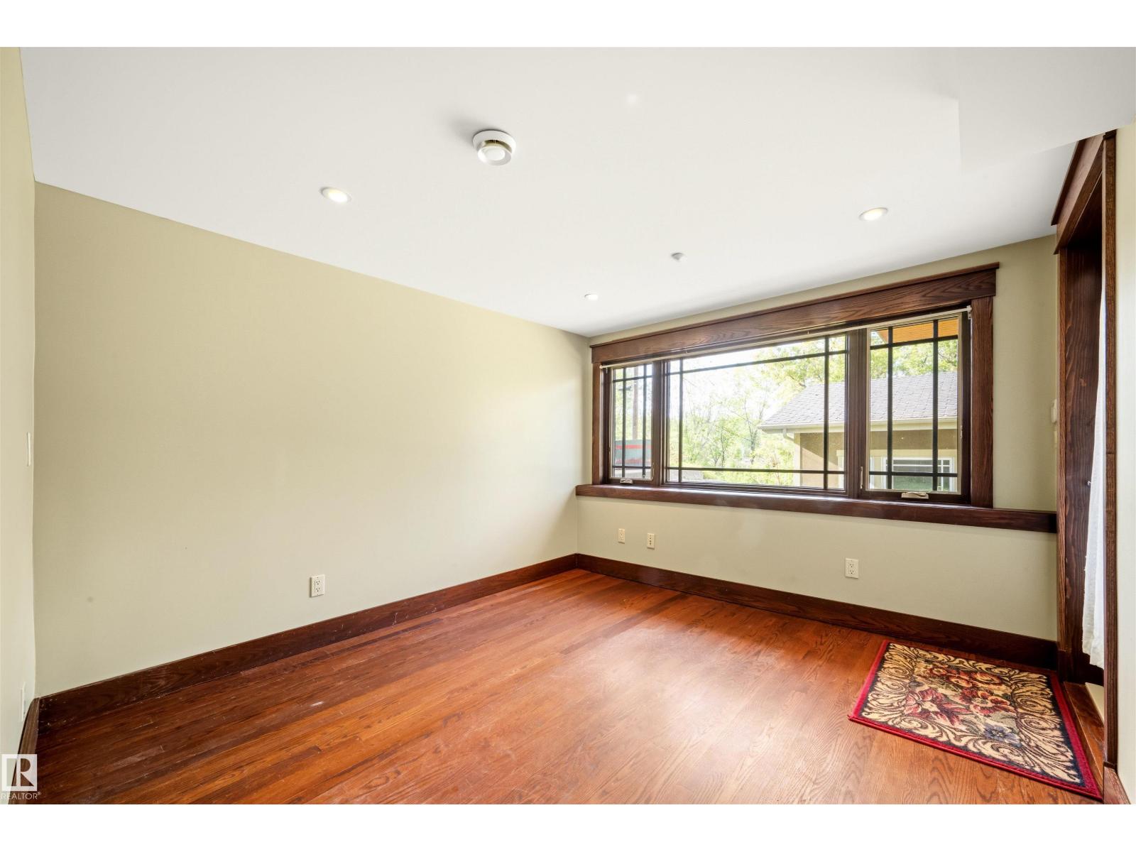 9652 86 AV NW — photo 40