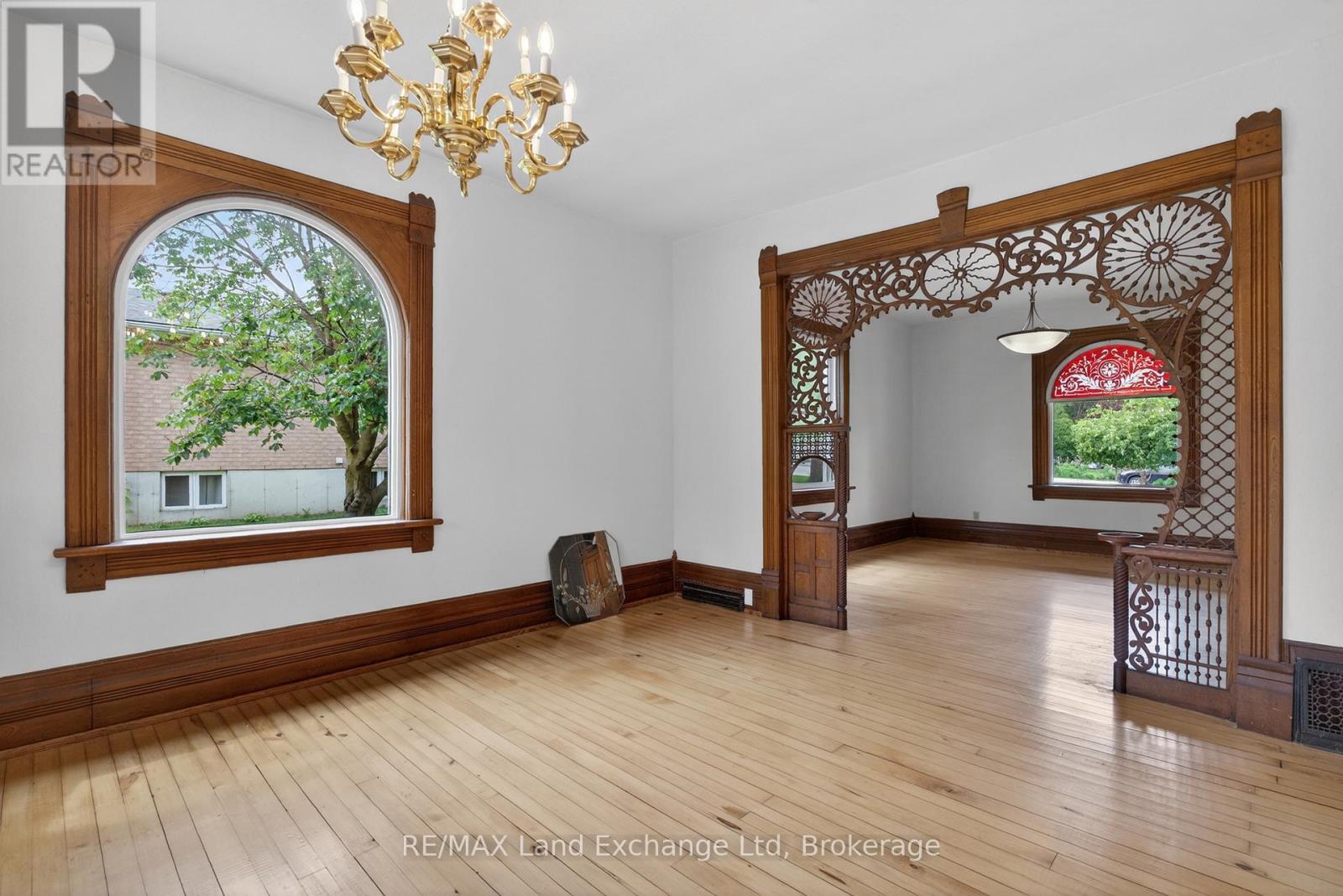 484 QUEEN STREET - 10