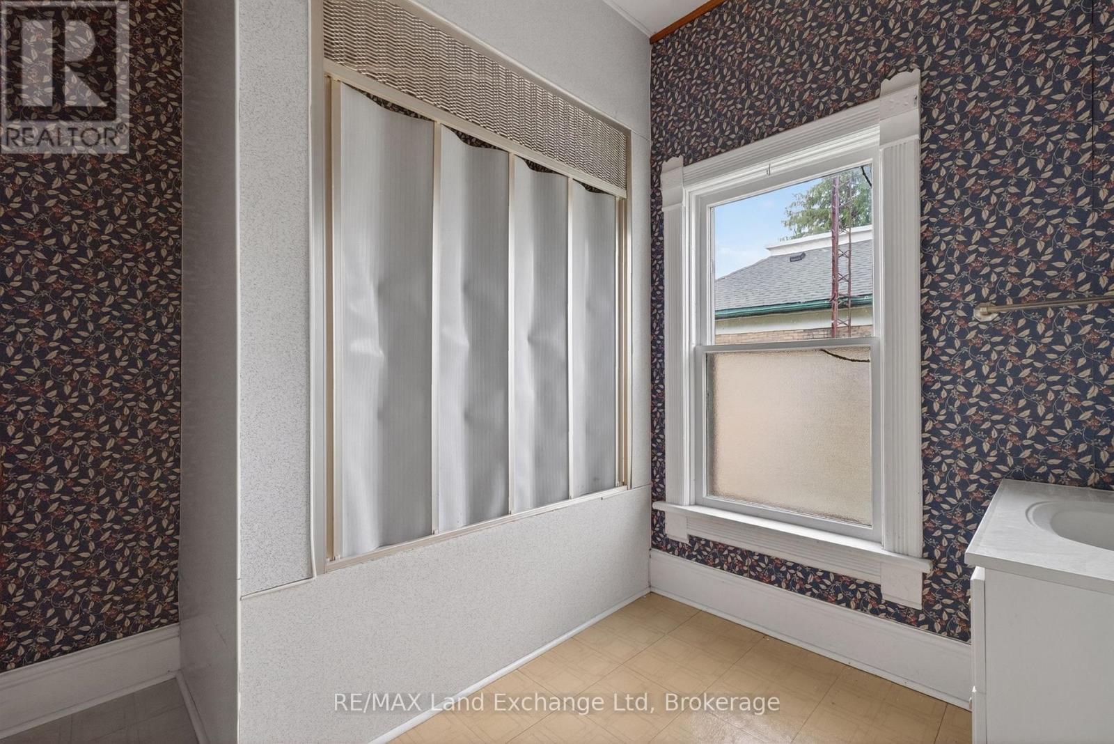 484 QUEEN STREET - 24