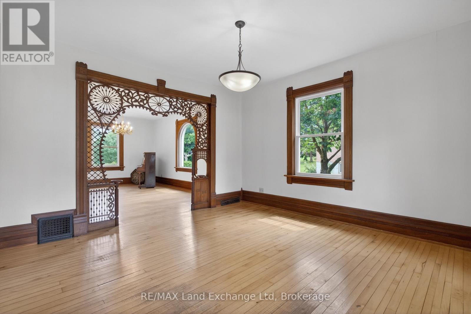 484 QUEEN STREET - 6