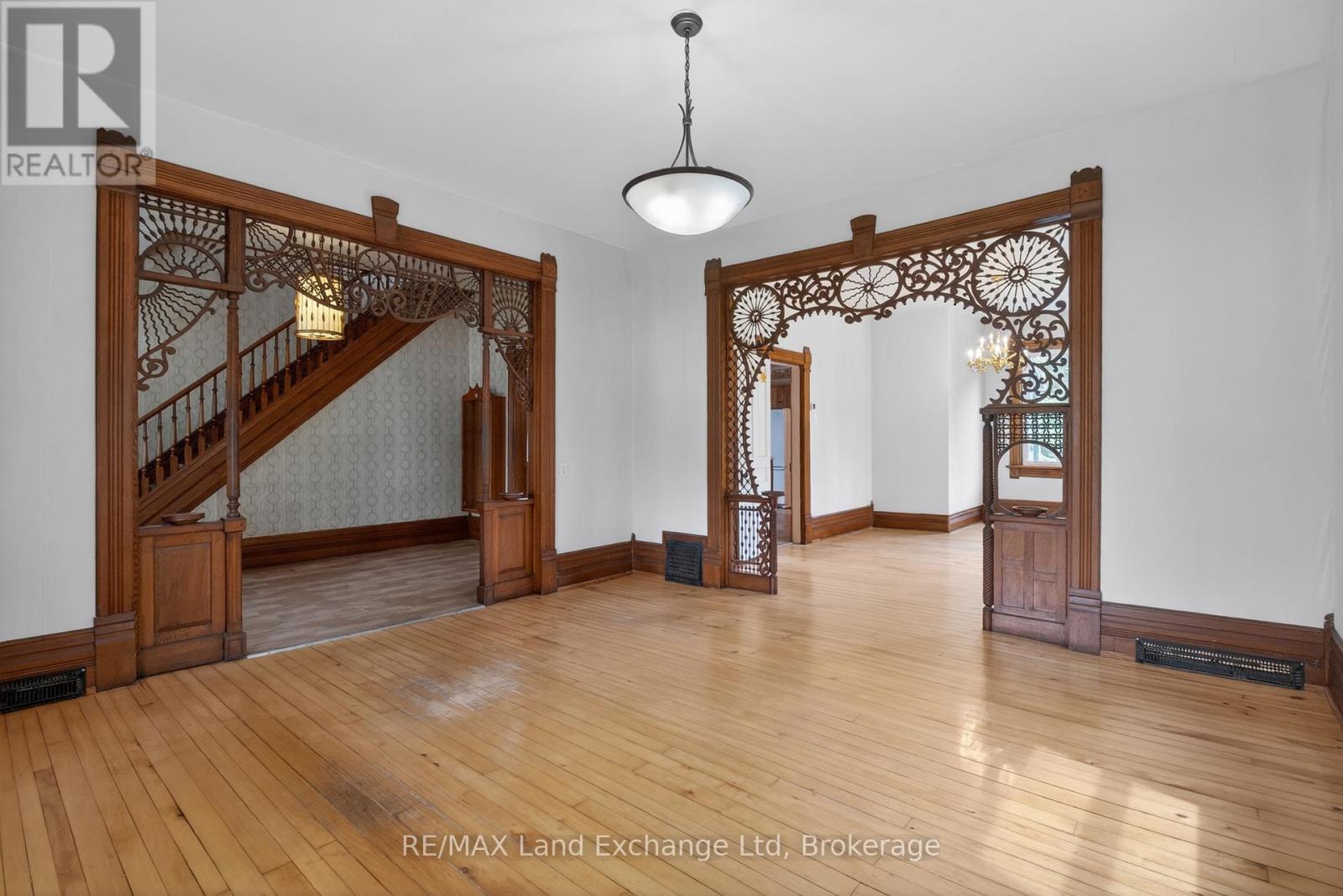 484 QUEEN STREET - 7