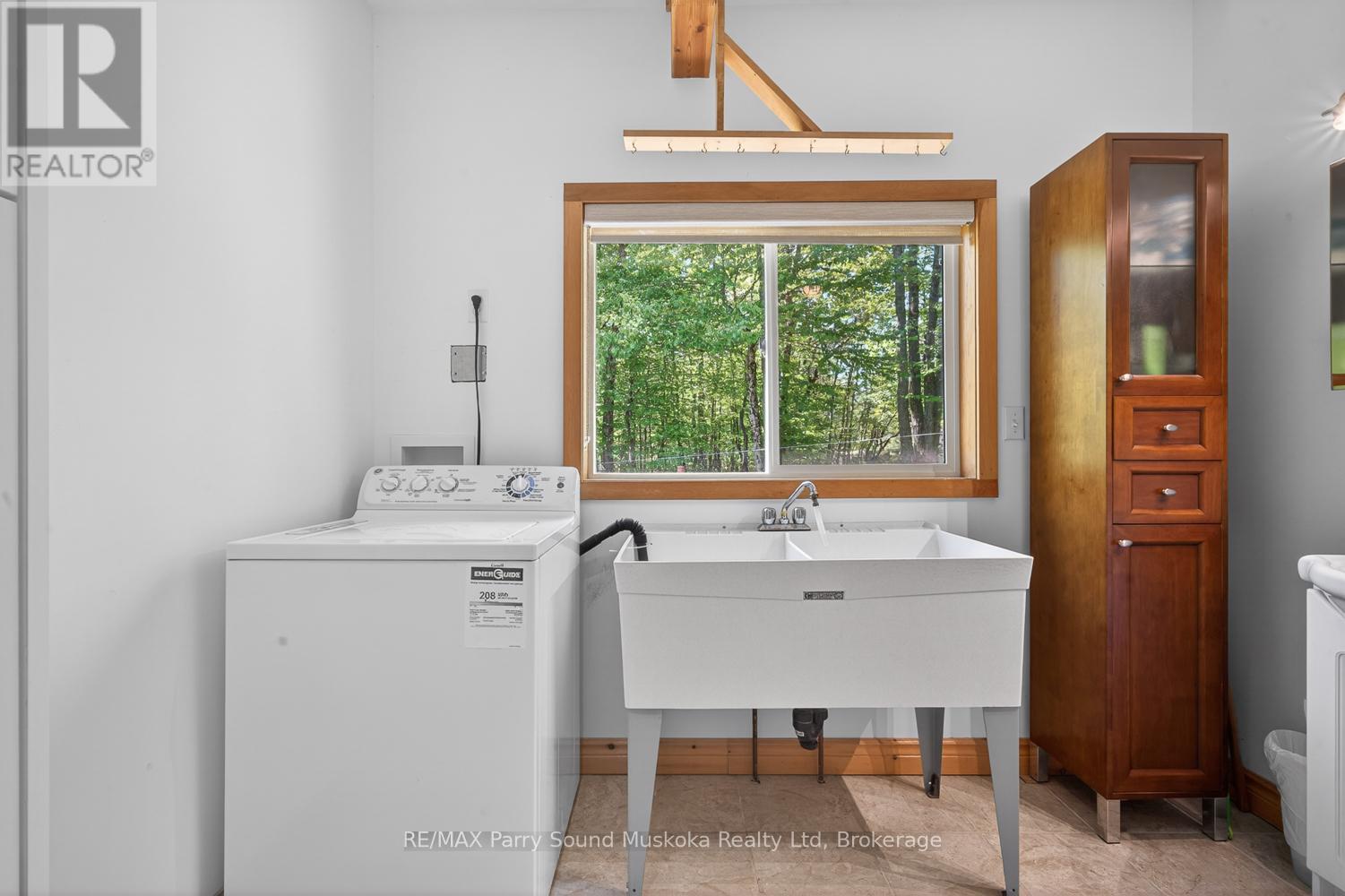53 SANDY ISLAND - Image 34