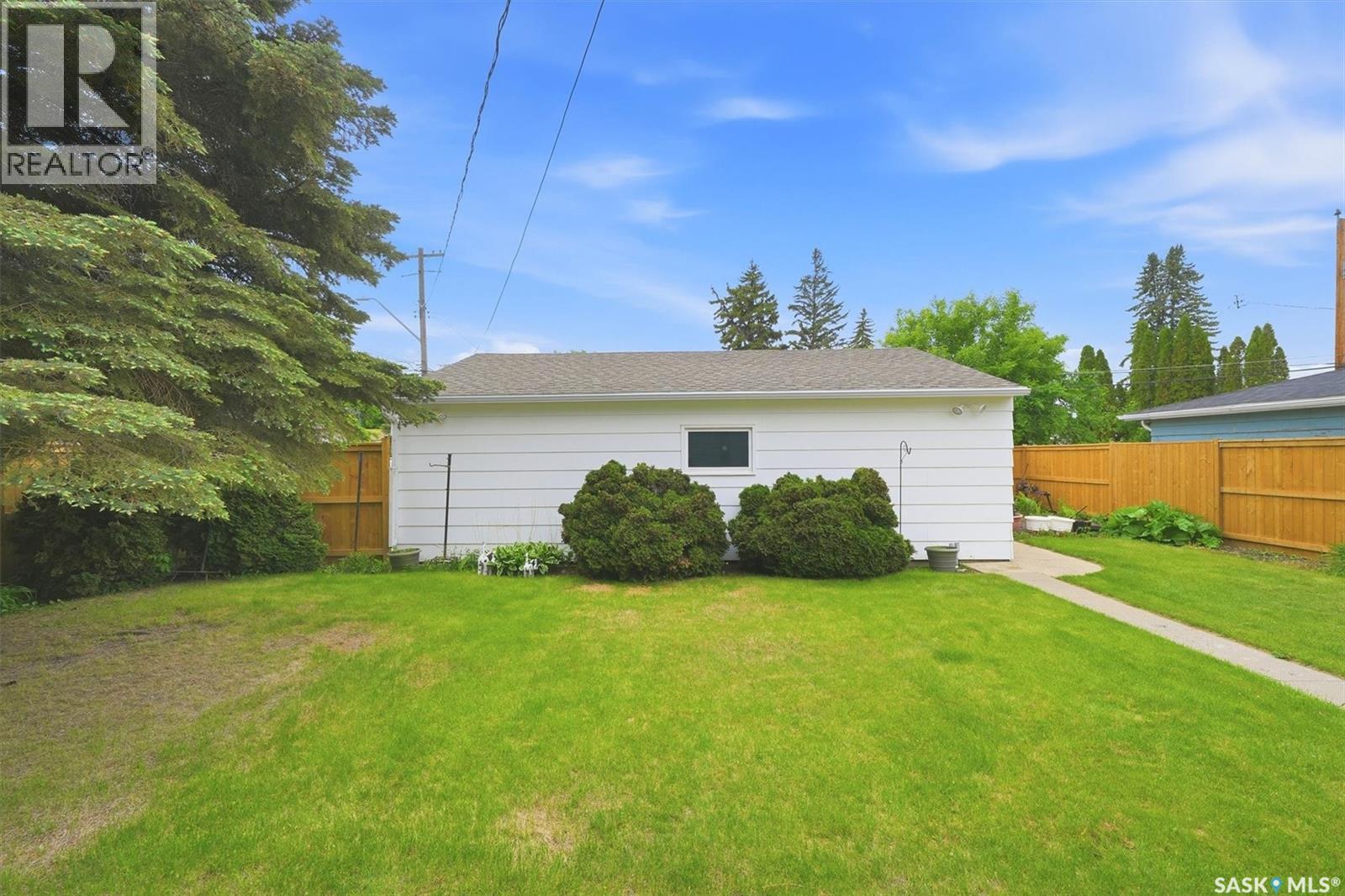 1924 Dufferin AVENUE — photo 37