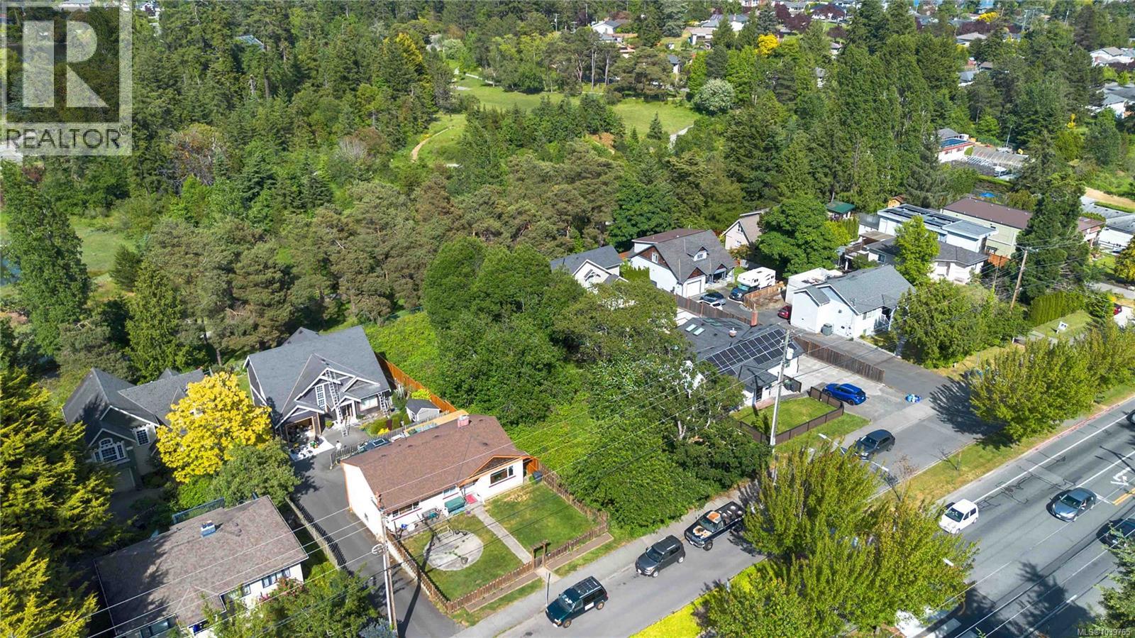 1124 Craigflower Rd - 11