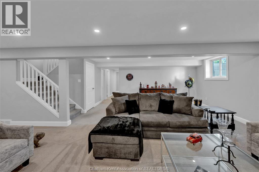 21267 Adams CRESCENT - 42