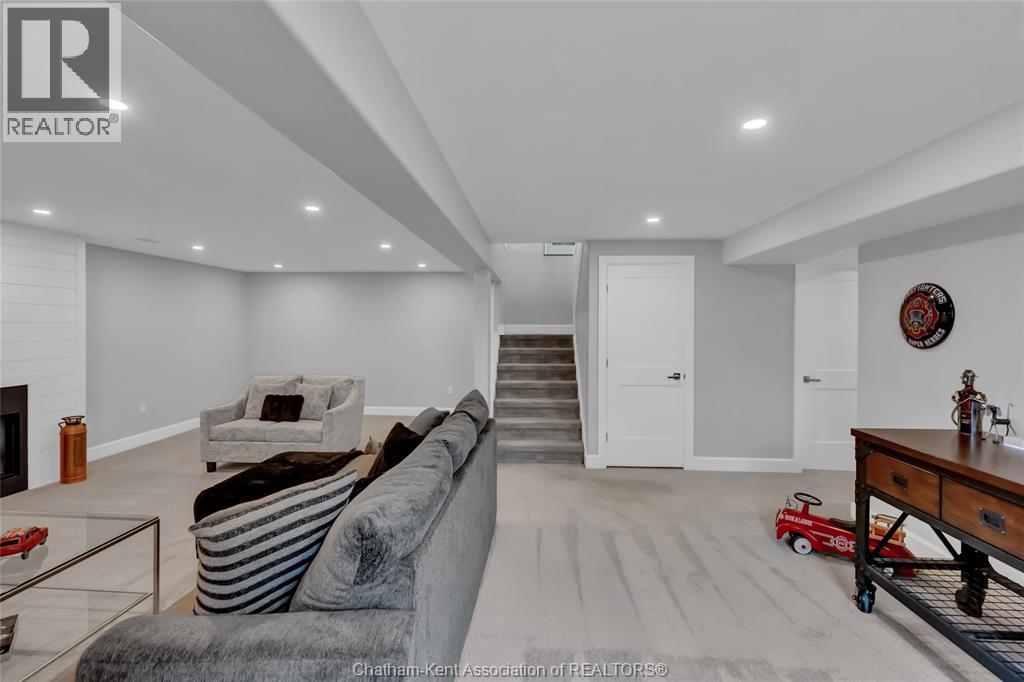 21267 Adams CRESCENT - 43