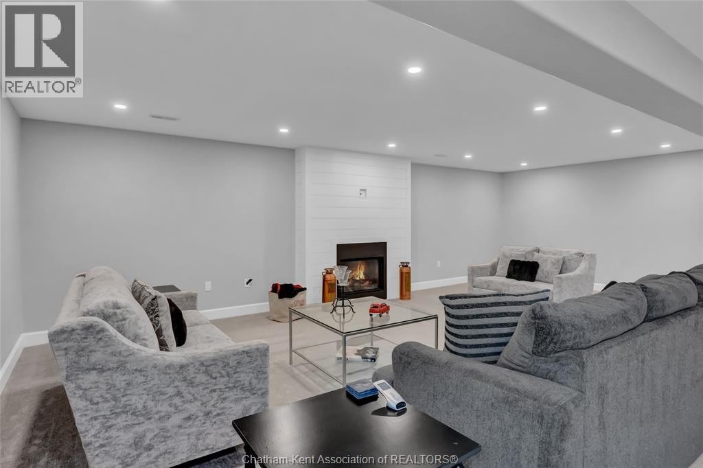 21267 Adams CRESCENT - 44