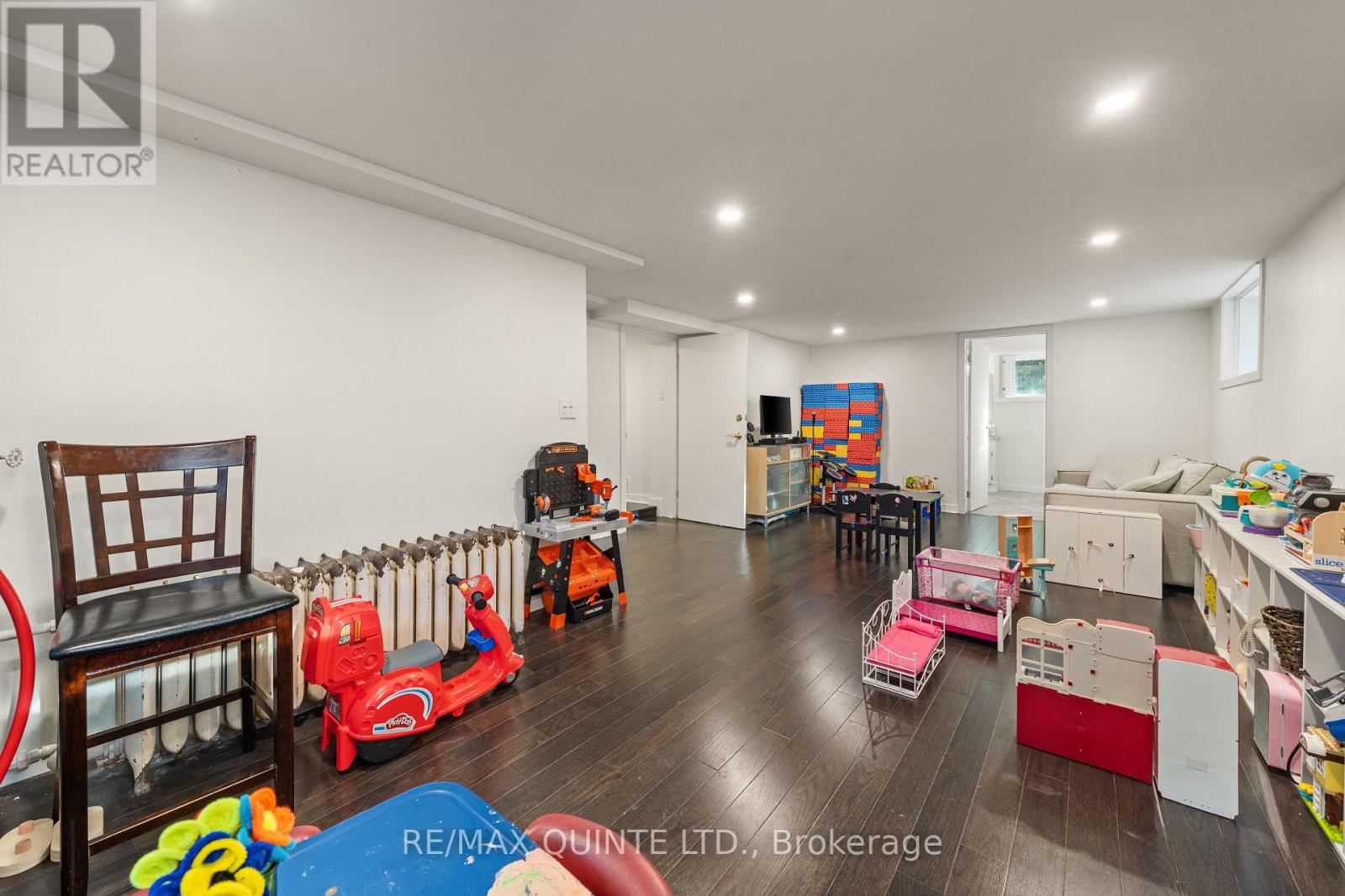 126 DUFFERIN AVENUE - 34