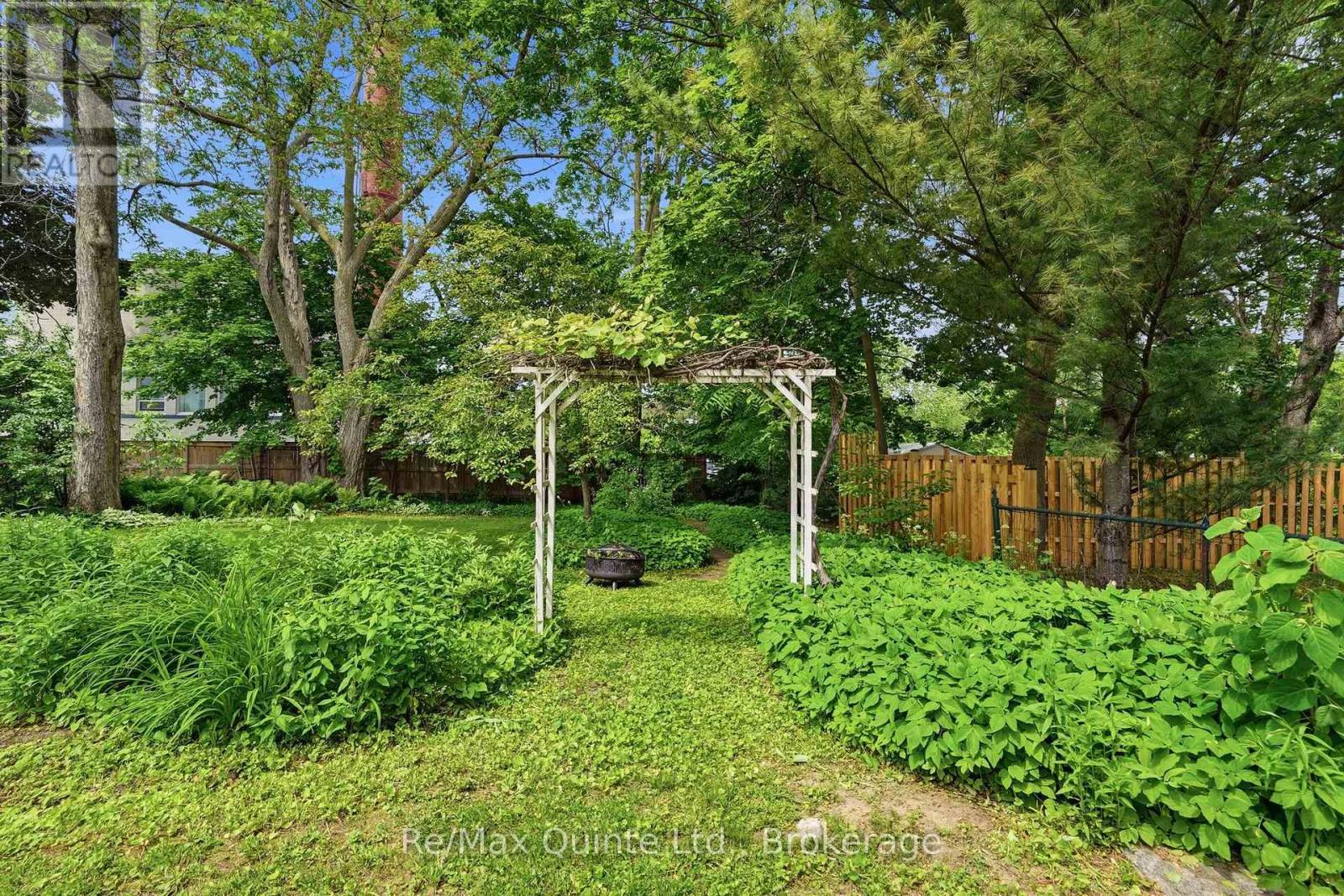 126 DUFFERIN AVENUE - 4