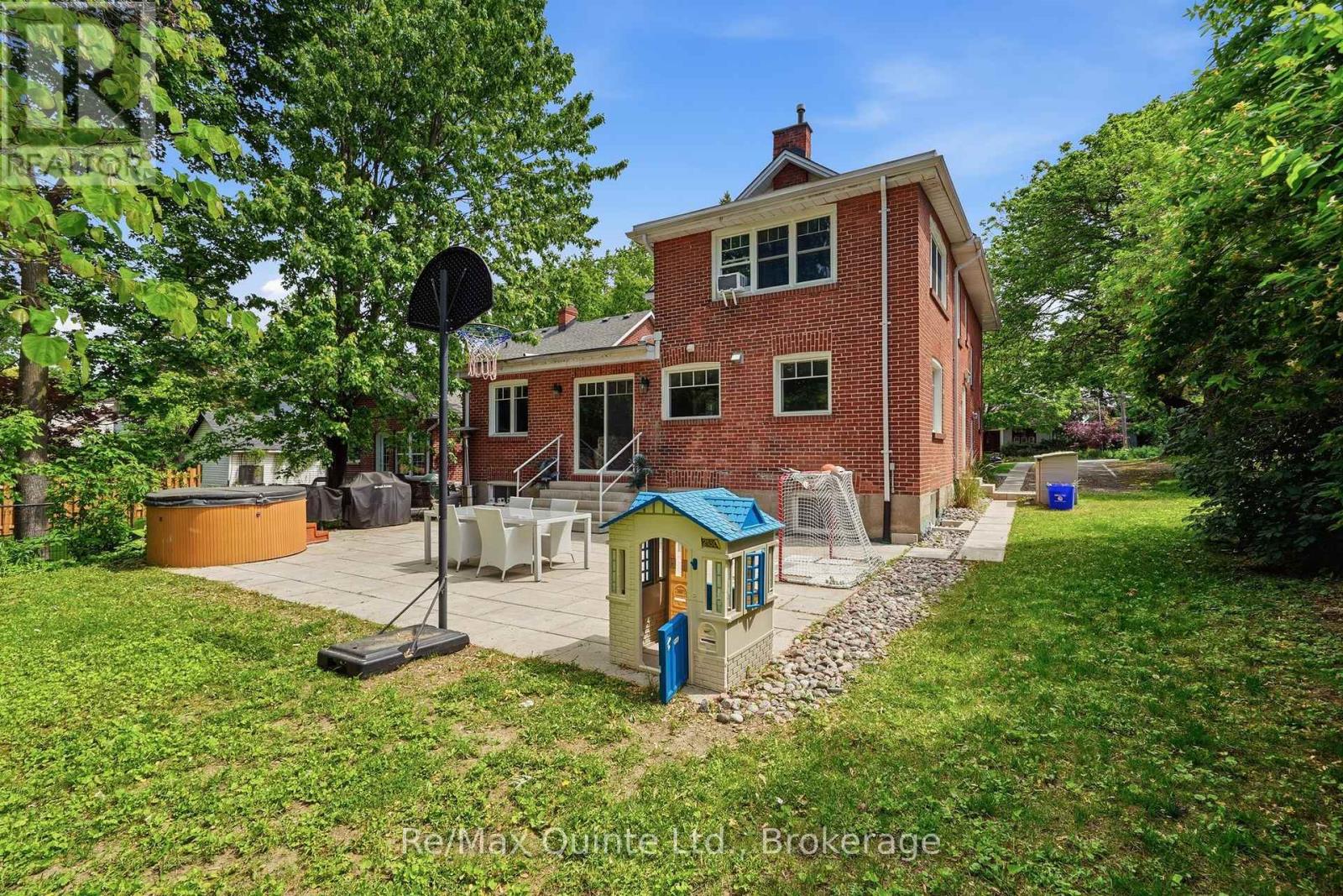 126 DUFFERIN AVENUE - 46