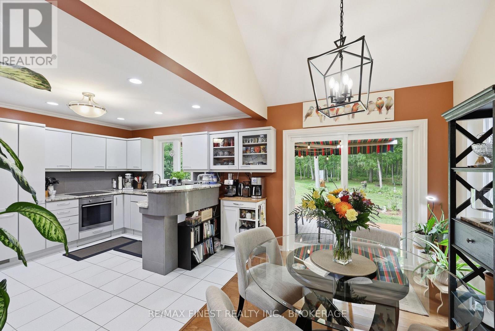 3886 HOLMES ROAD - 23