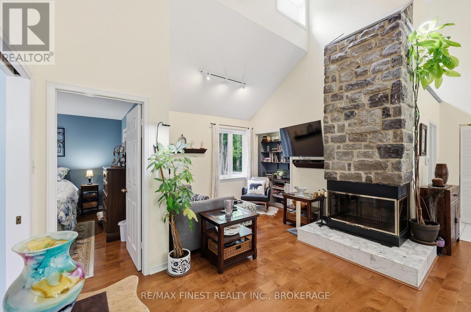 3886 HOLMES ROAD - 33