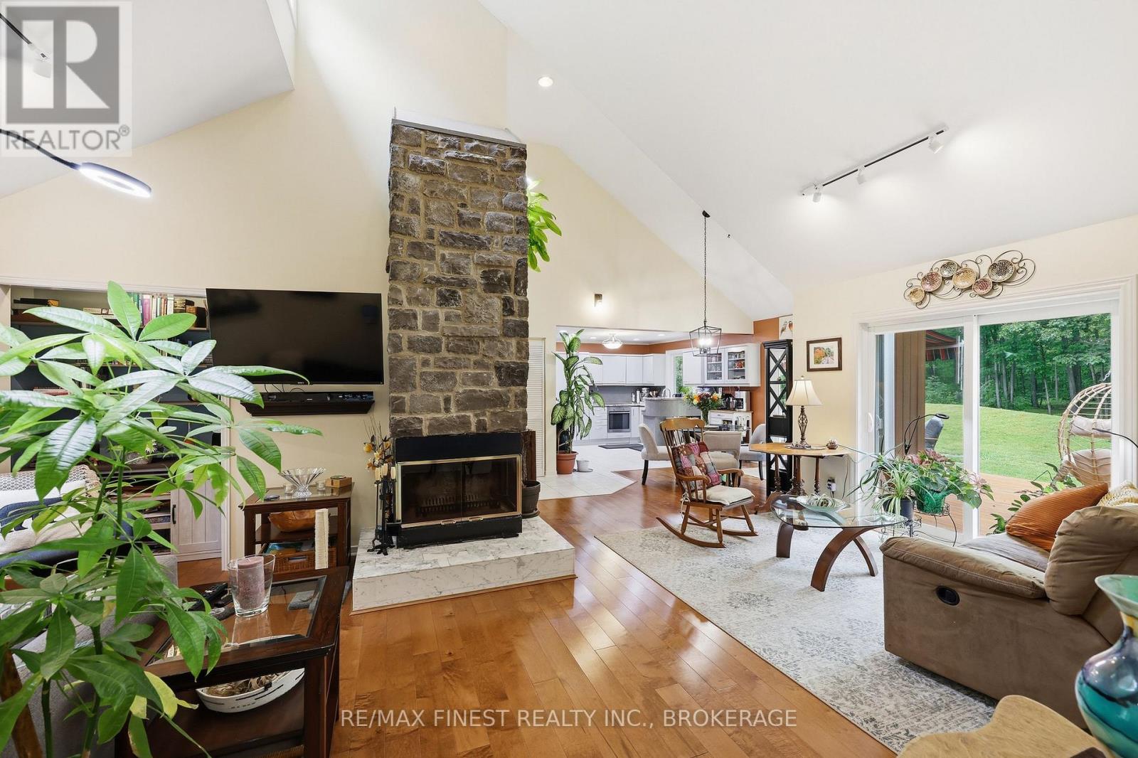 3886 HOLMES ROAD - 35