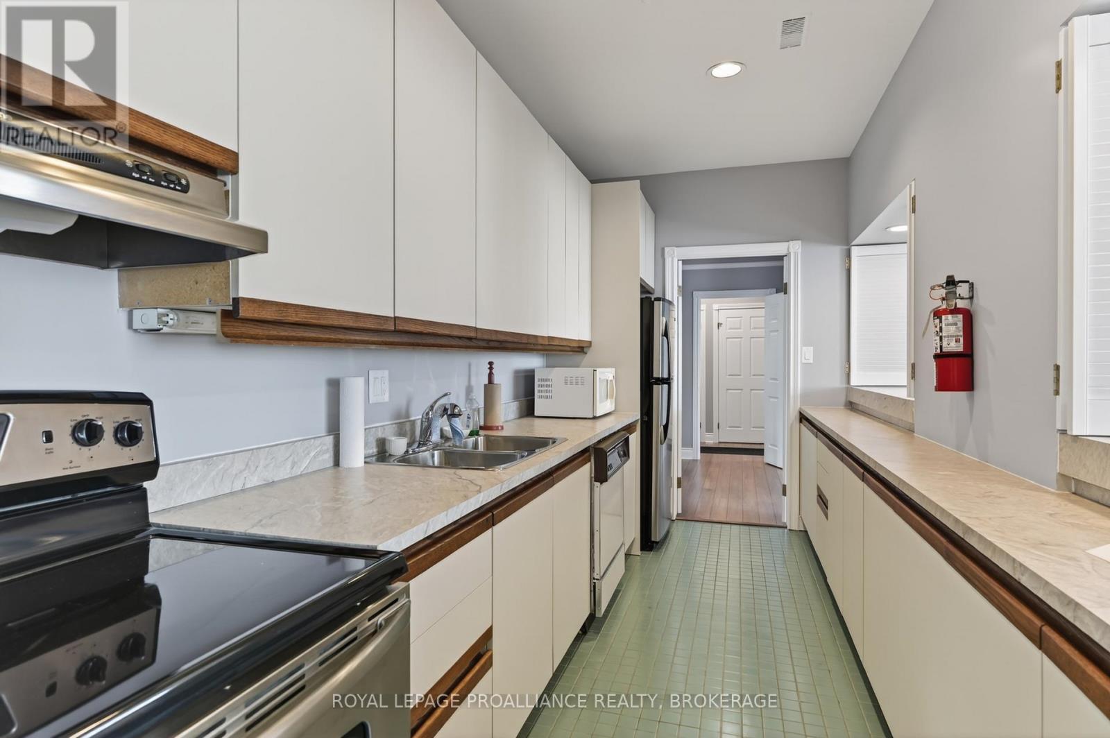 #402 20 GORE STREET - 32