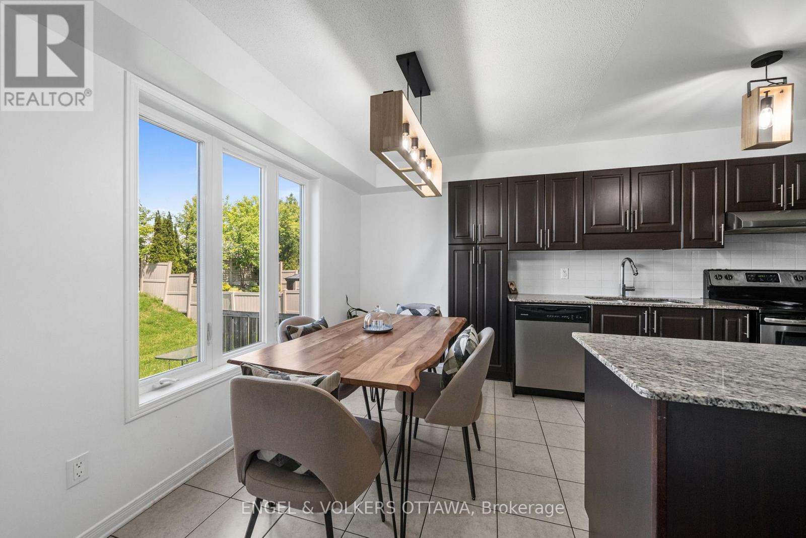 212 MACOUN CIRCLE — photo 11 of 25