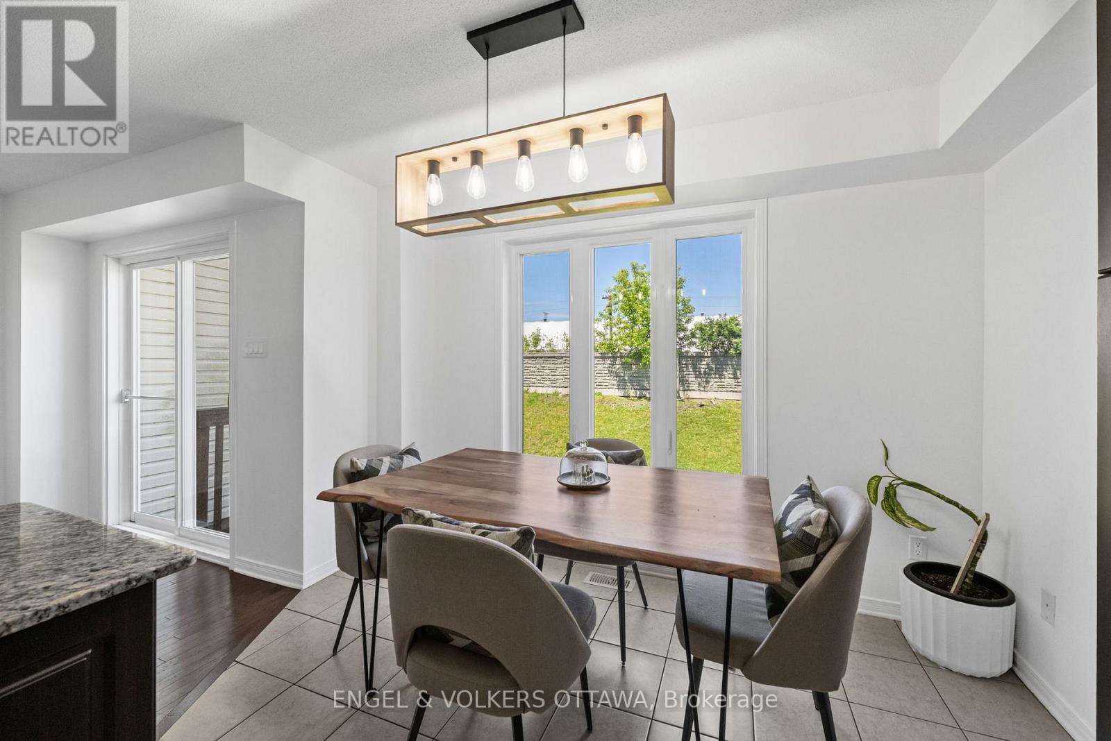 212 MACOUN CIRCLE — photo 12 of 25