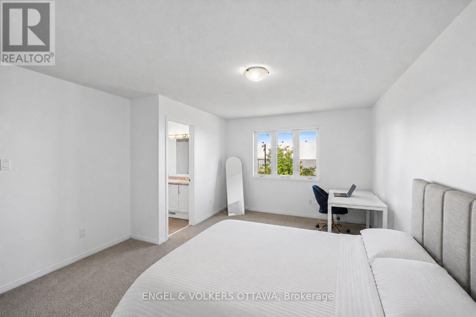 212 MACOUN CIRCLE — photo 14 of 25