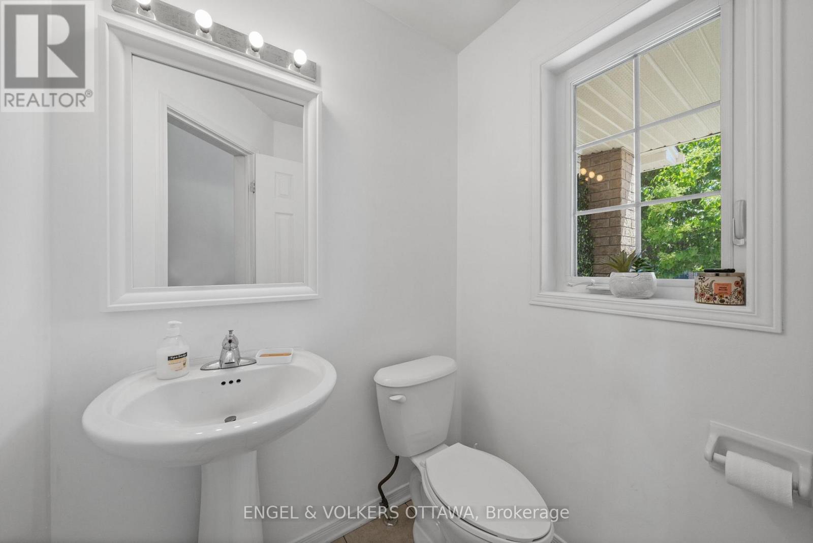 212 MACOUN CIRCLE — photo 3 of 25