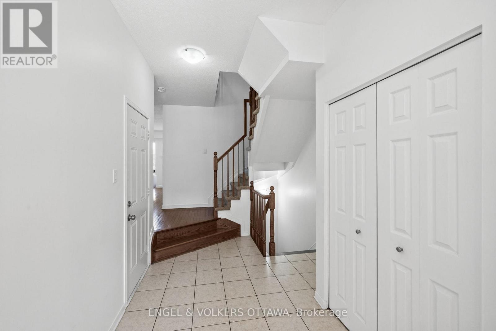 212 MACOUN CIRCLE — photo 4 of 25