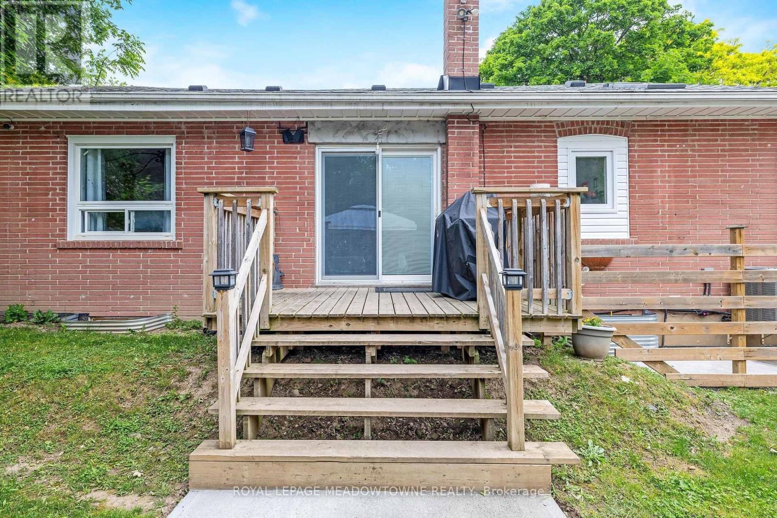 46 HEWSON CRESCENT - 34