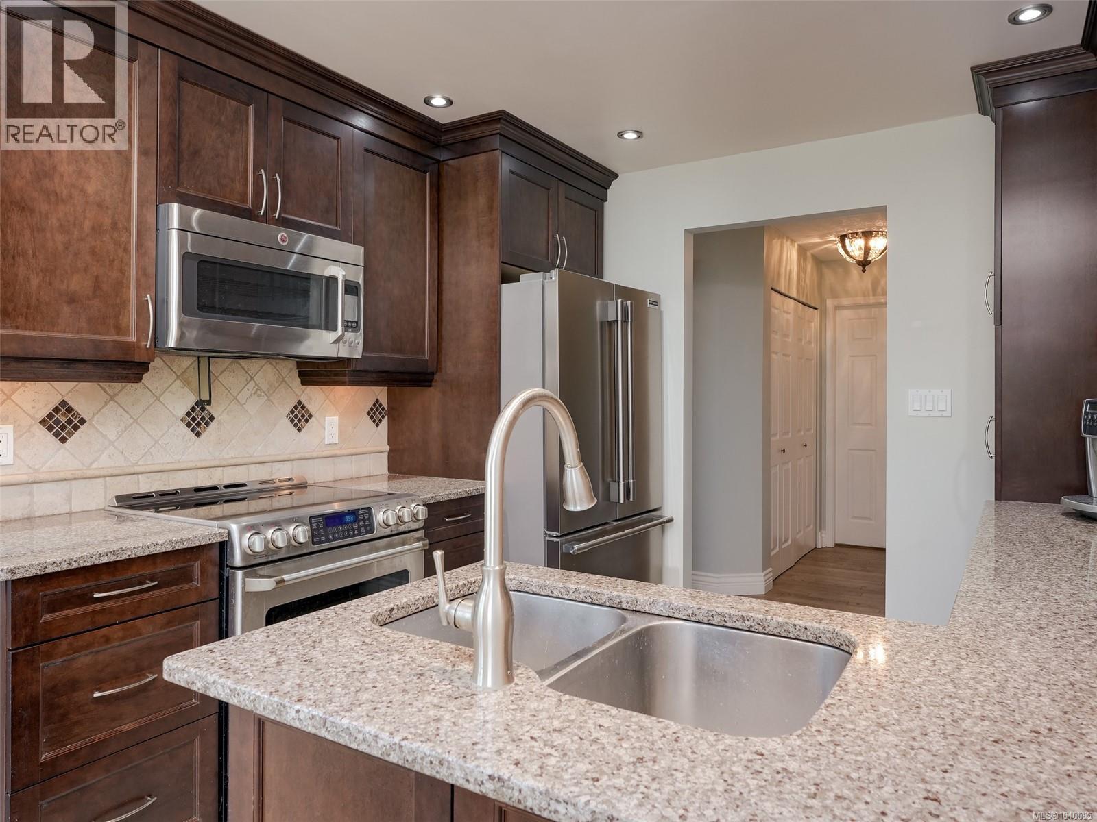 35 909 Admirals Road, Esquimalt