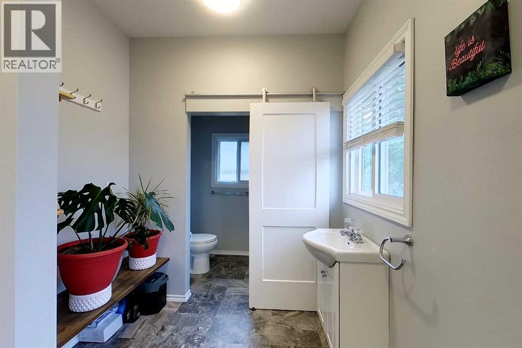 5105 13 Avenue — photo 30