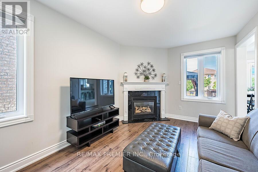 2 GRACE CRESCENT - 21