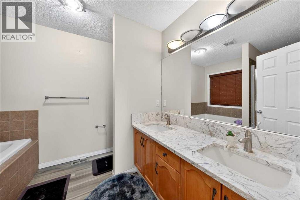 34 Saddlecrest Crescent NE - 26