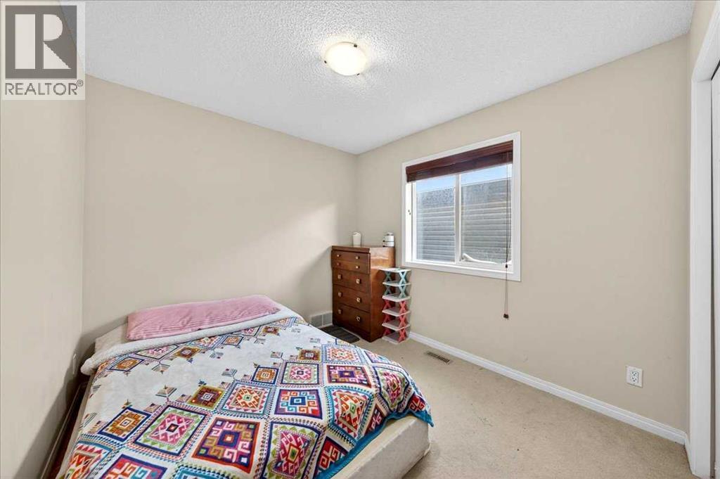 34 Saddlecrest Crescent NE - 32