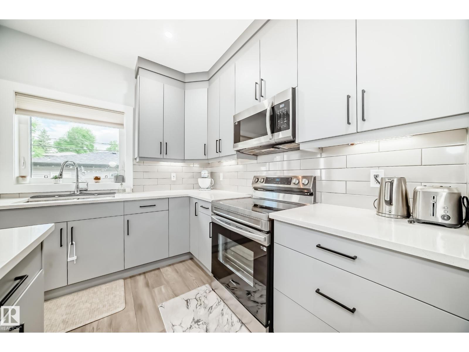 9830 73 AV NW - 10