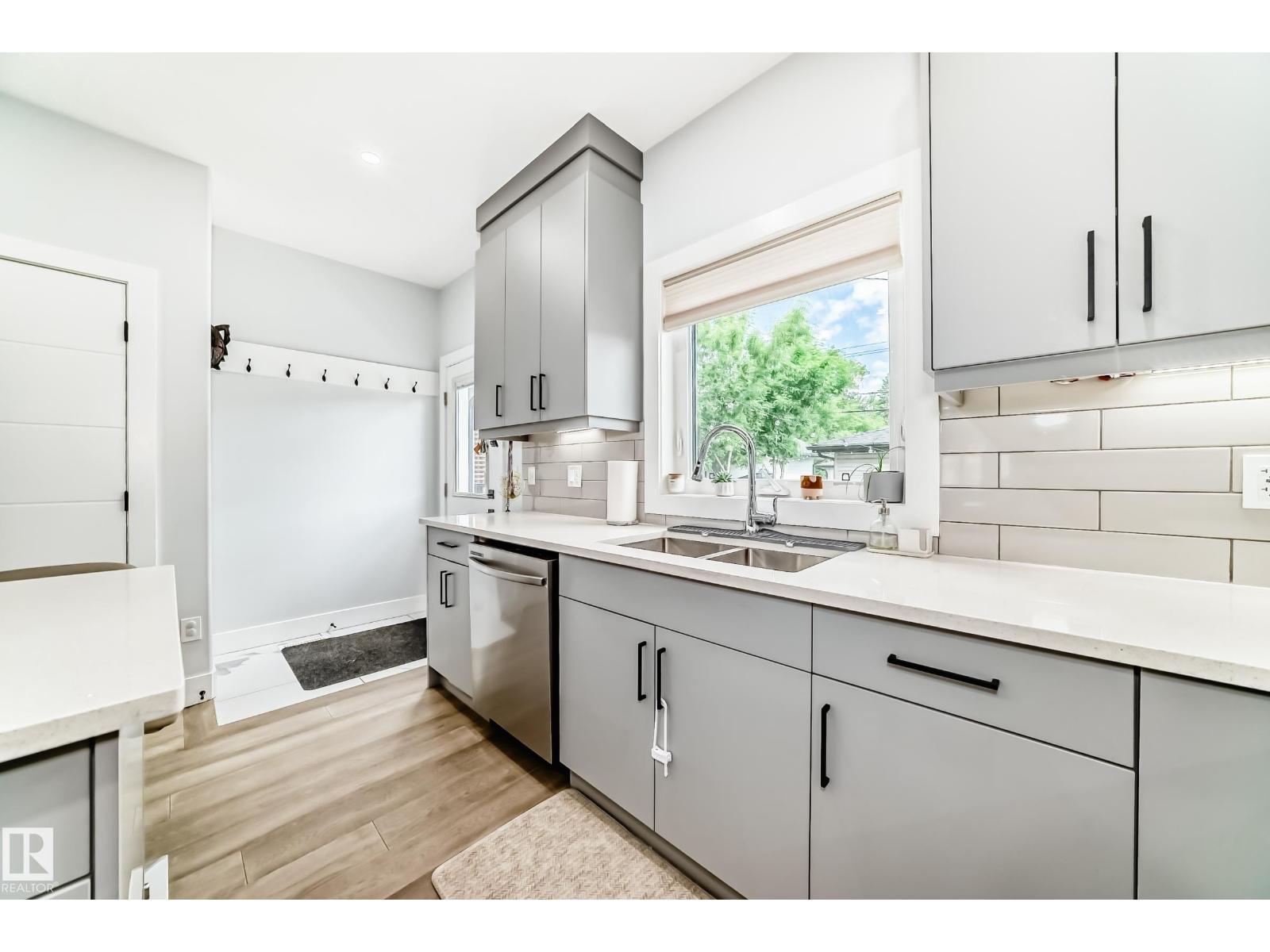 9830 73 AV NW - 11
