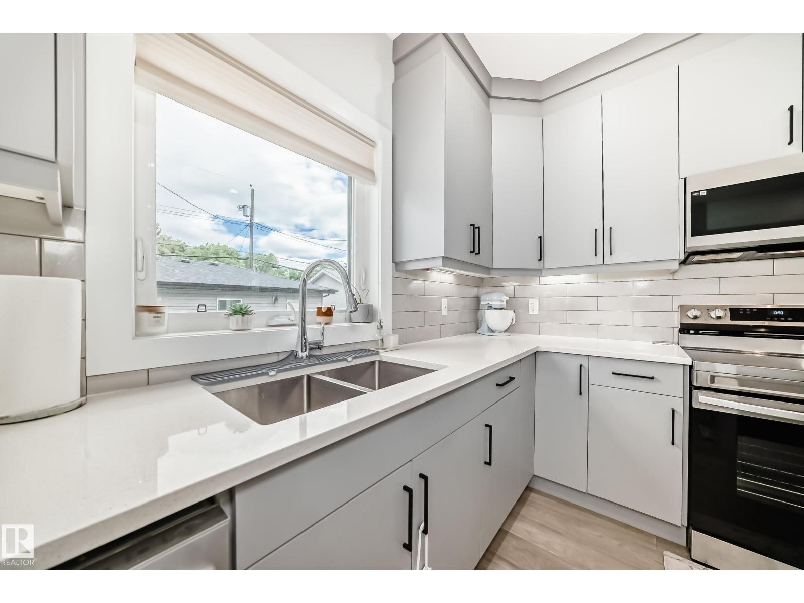 9830 73 AV NW - 13