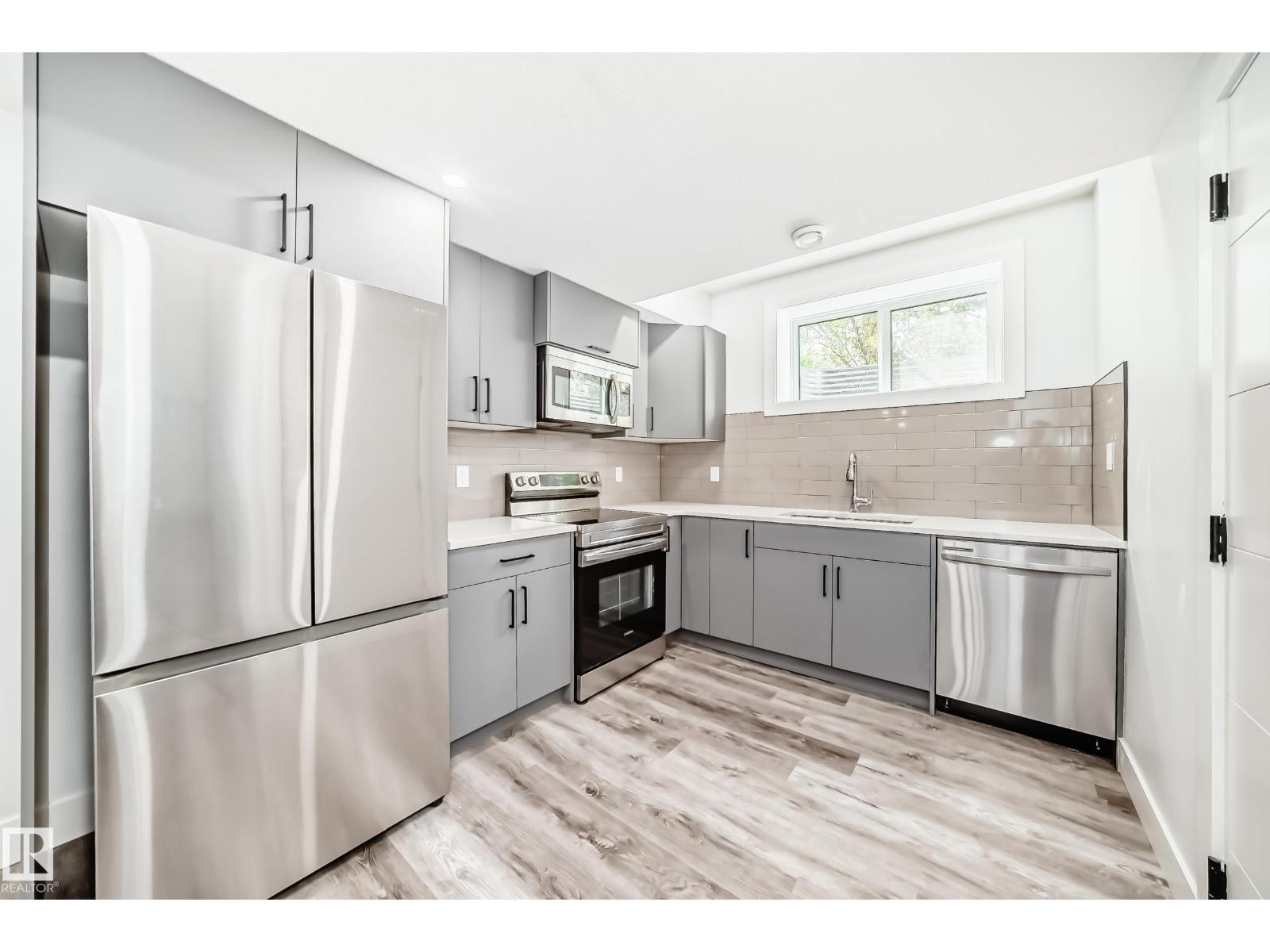 9830 73 AV NW - 34