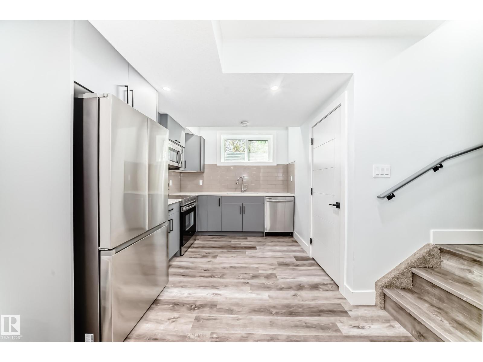 9830 73 AV NW - 35