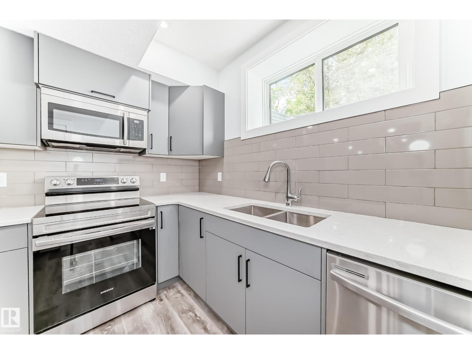 9830 73 AV NW - 36