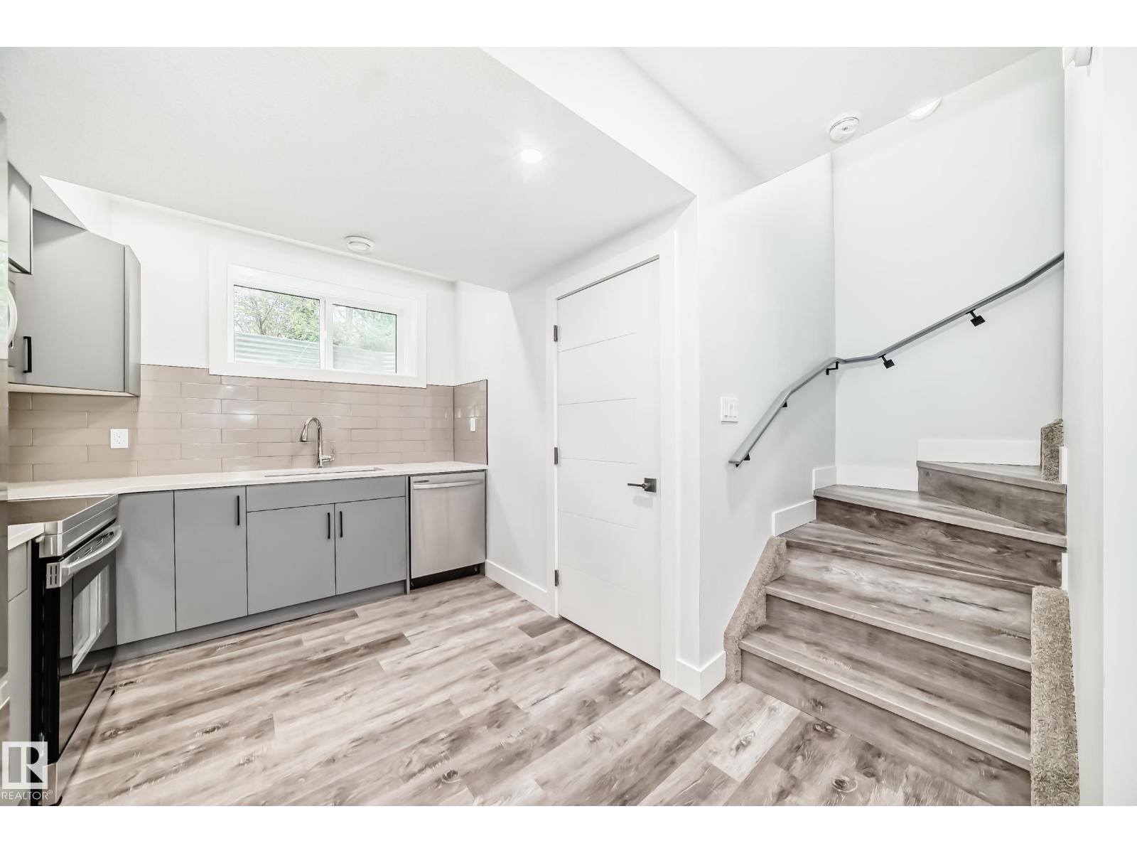 9830 73 AV NW - 38