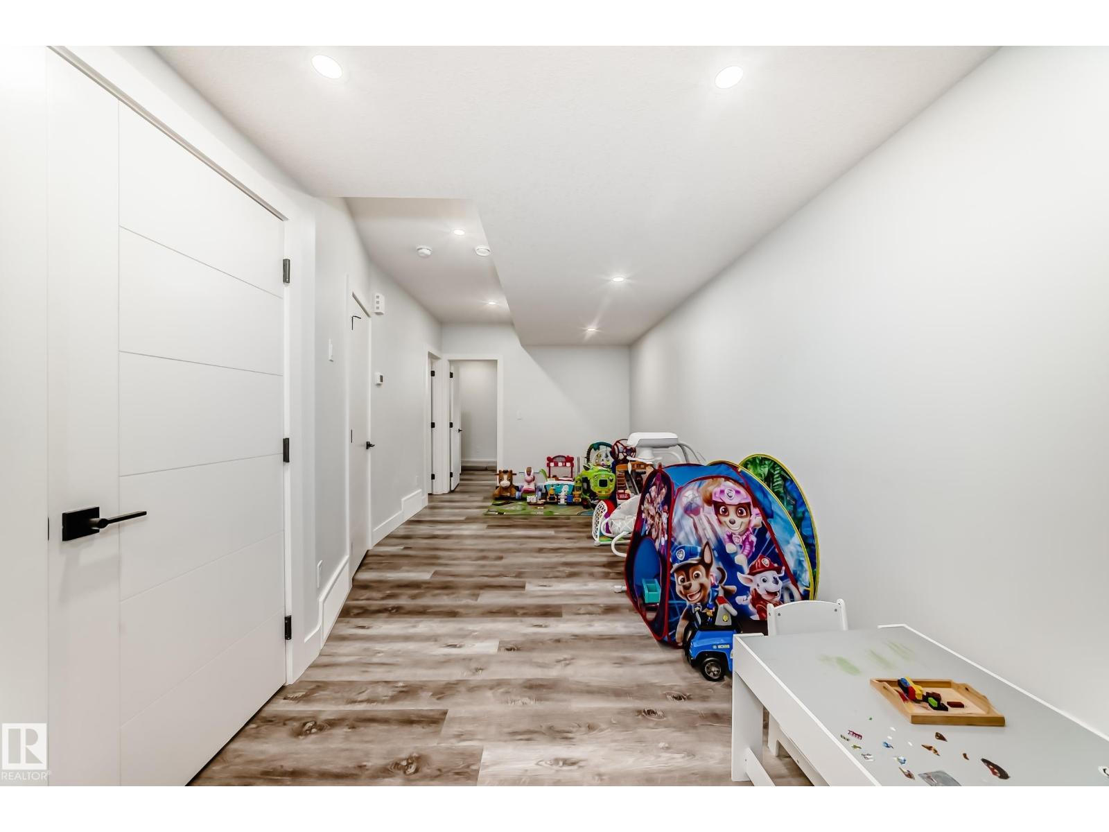 9830 73 AV NW - 39