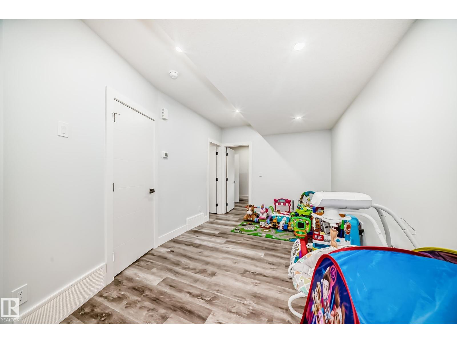 9830 73 AV NW - 40