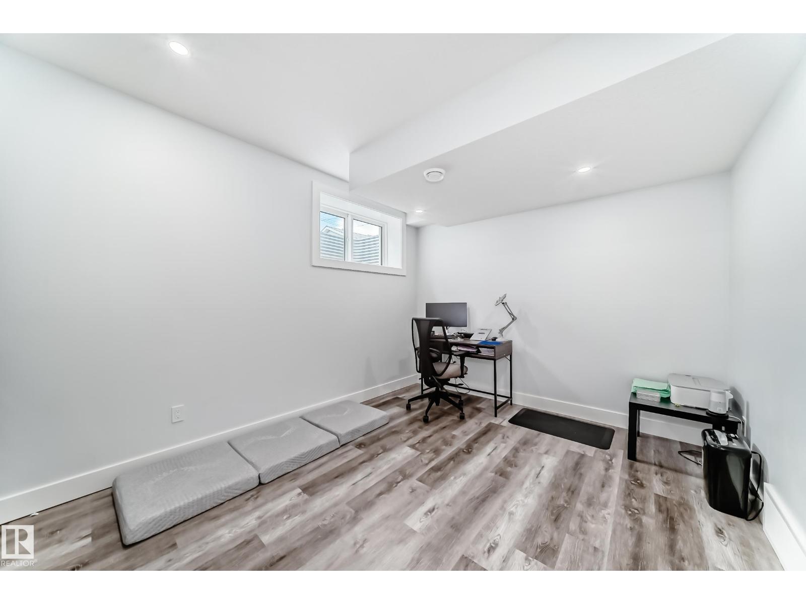 9830 73 AV NW - 43