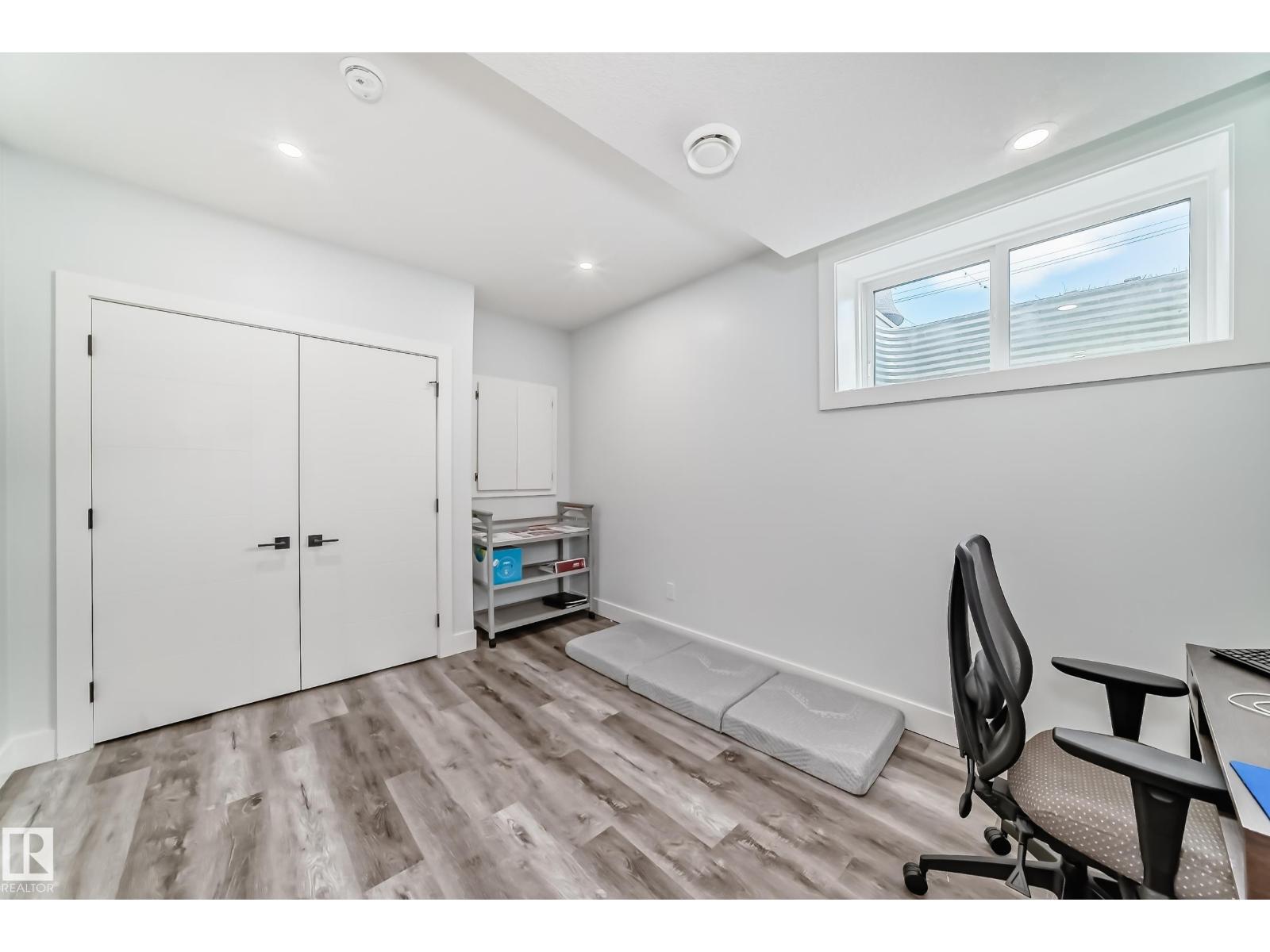 9830 73 AV NW - 44