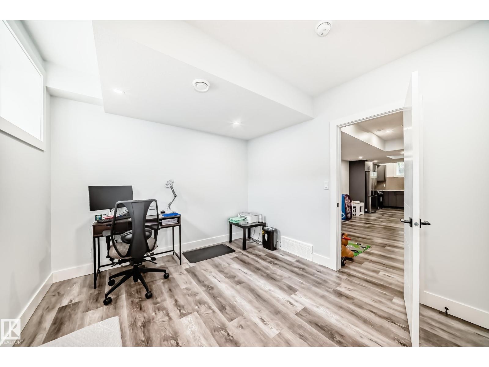 9830 73 AV NW - 45