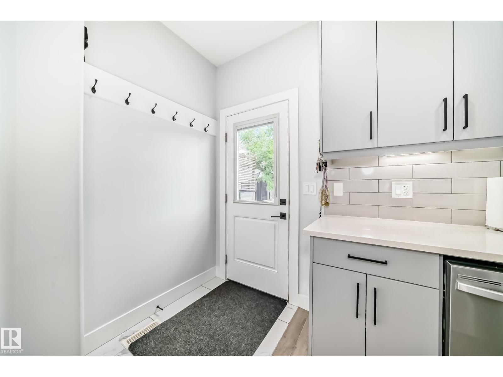 9830 73 AV NW - 49