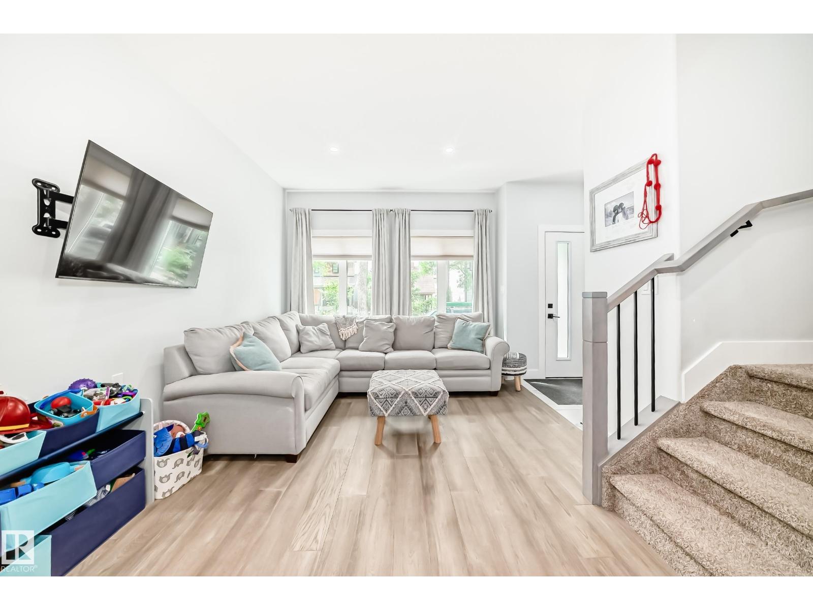 9830 73 AV NW - 5