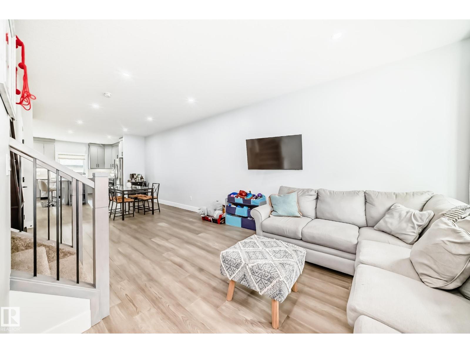 9830 73 AV NW - 6
