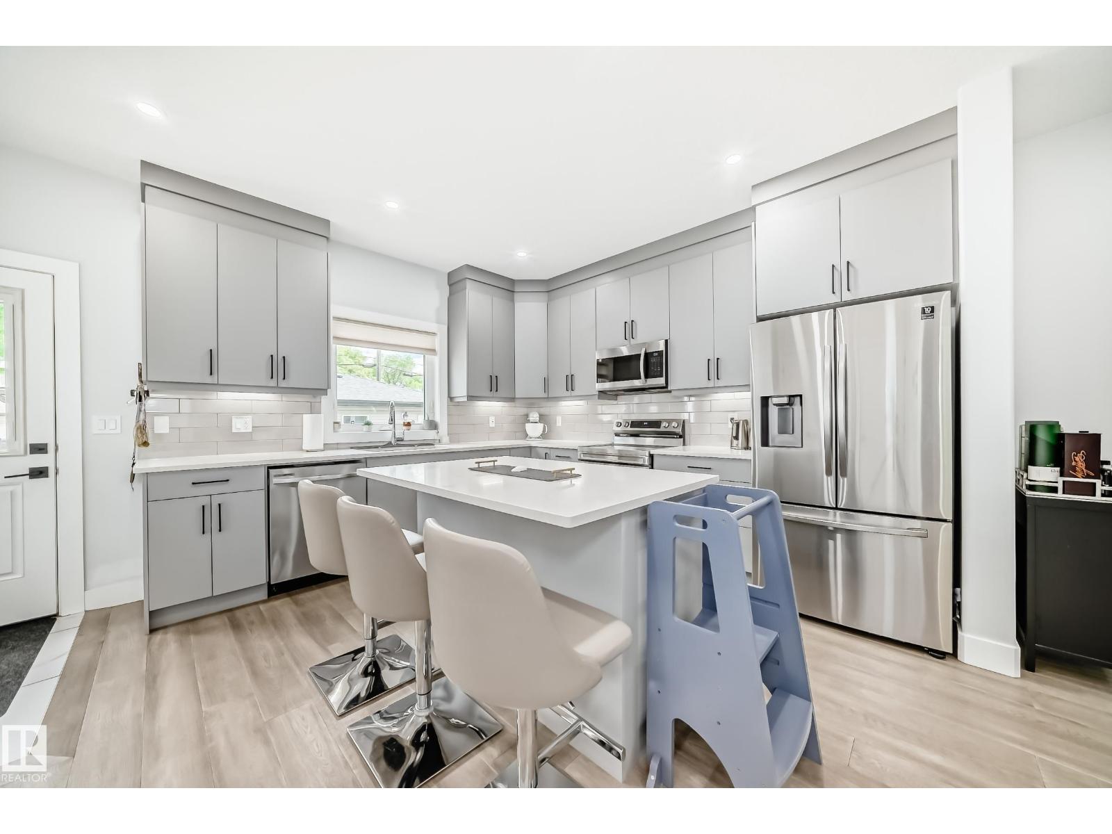 9830 73 AV NW - 7