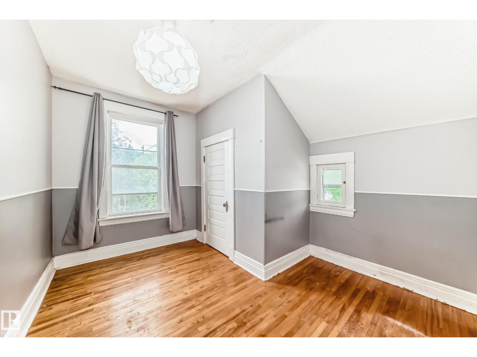 10748 123 ST NW - 40