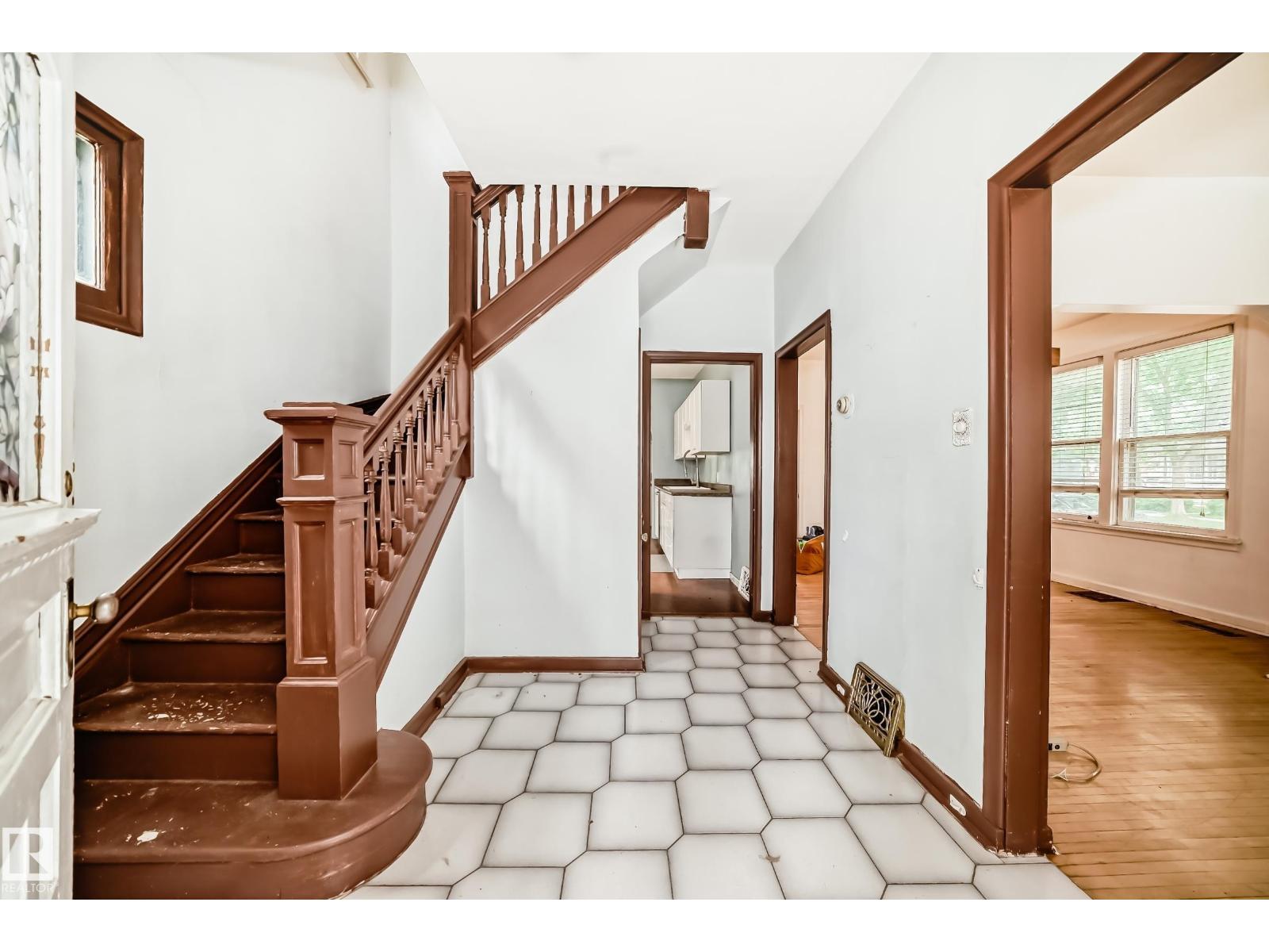 10748 123 ST NW - 9
