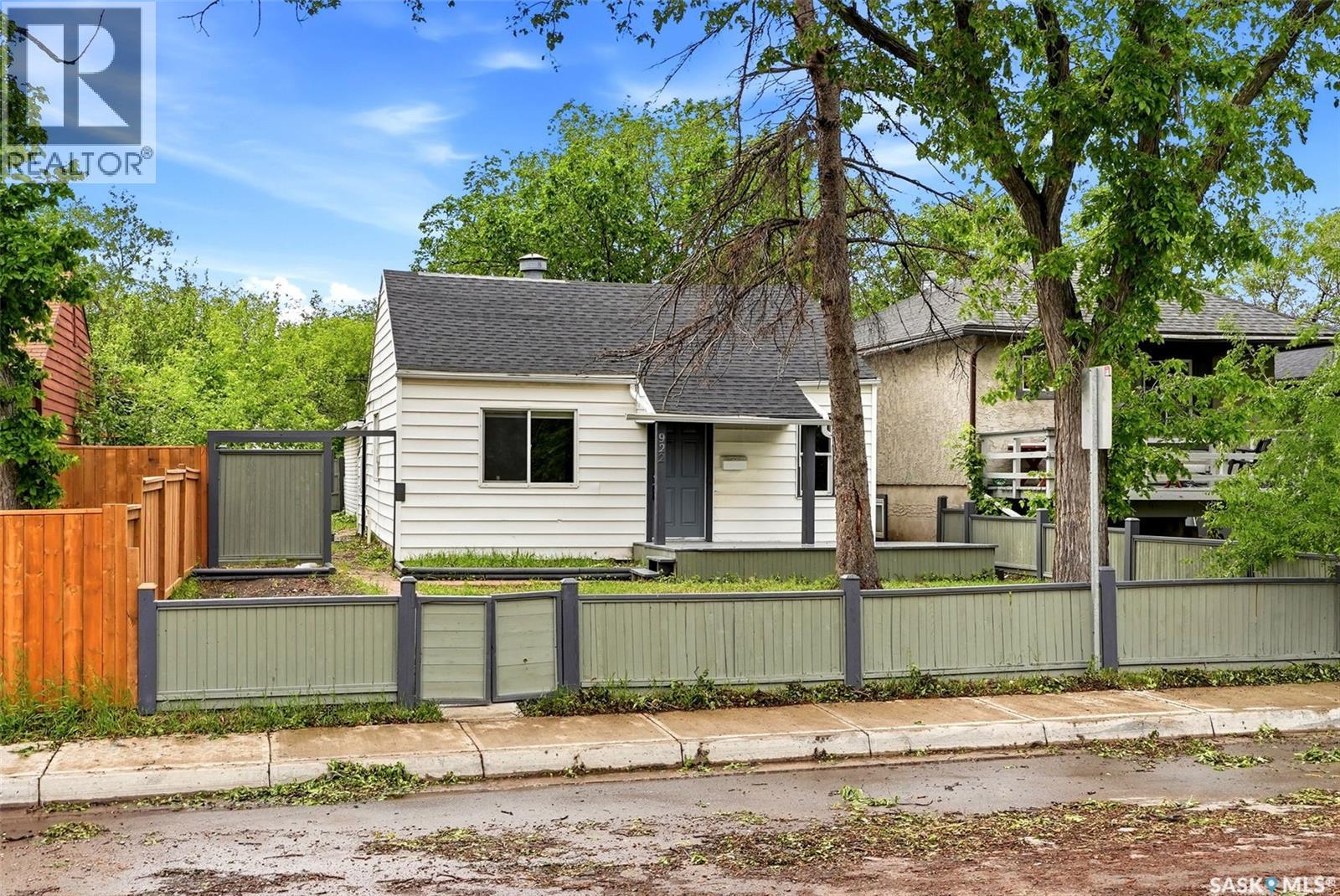 922 Athol STREET - 1
