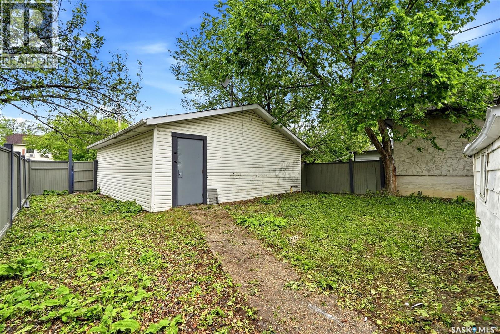 922 Athol STREET - 23